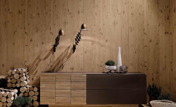 03: Sideboard mit geschroppten Holzfronten und Glas grandbrown