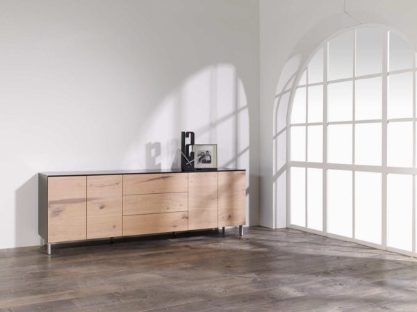 01: Sideboard auf Kufengestell in Aluminium und Holzfronten in Asteiche