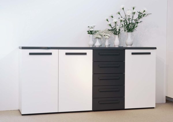 10: Sideboard mit Abdeckblatt «Baumkante»