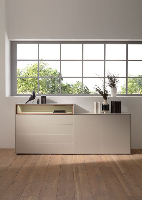 08: Sideboard mit 4 Schubladen links und 2 Türen rechts mit aufgesetztem Nischenelement