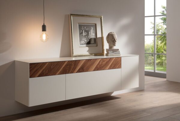 12: Sideboard an die Wand verschraubt