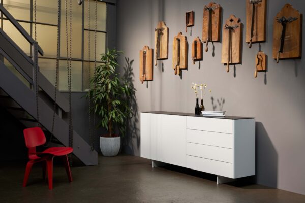13: Sideboard mit gerundeten Ecken, Türen links und 4 Schubladen rechts
