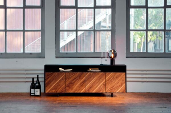 22: Sideboard auf Füssen, mit Türen und Nischenelementen oben, Fronten in amerikanischem Nussbaum 45 °