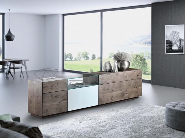16: Sideboard mit offenem Glaseinsatzelement