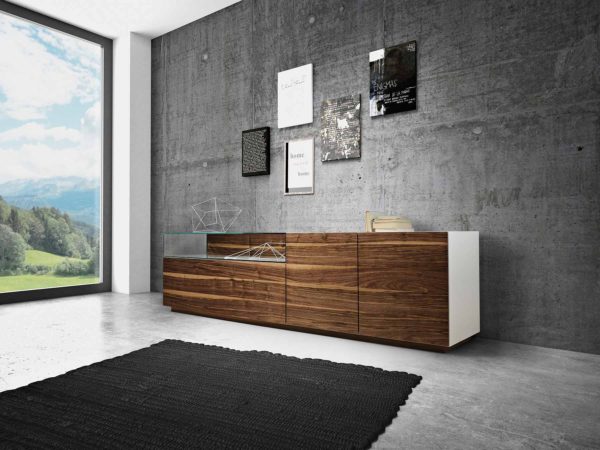 17: Perfekte Kombination aus Holz und Glas machen dieses Sideboard zu einem wahrhaftigen Hingucker