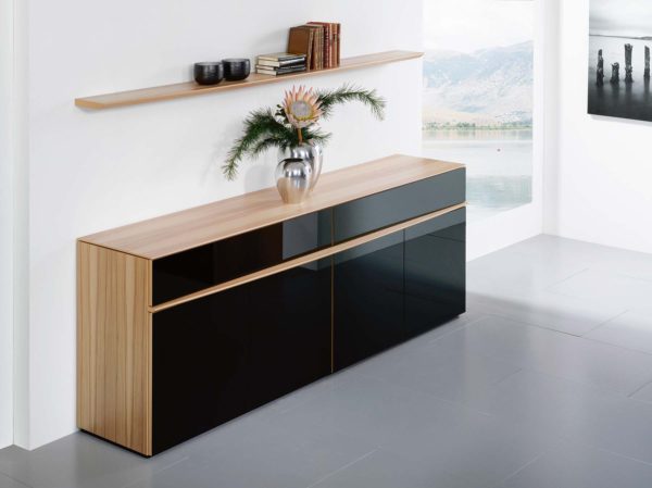 24: Sideboard in Kernbuche und Fronten in Glas schwarz mit eleganter Zierleiste in Kernbuche