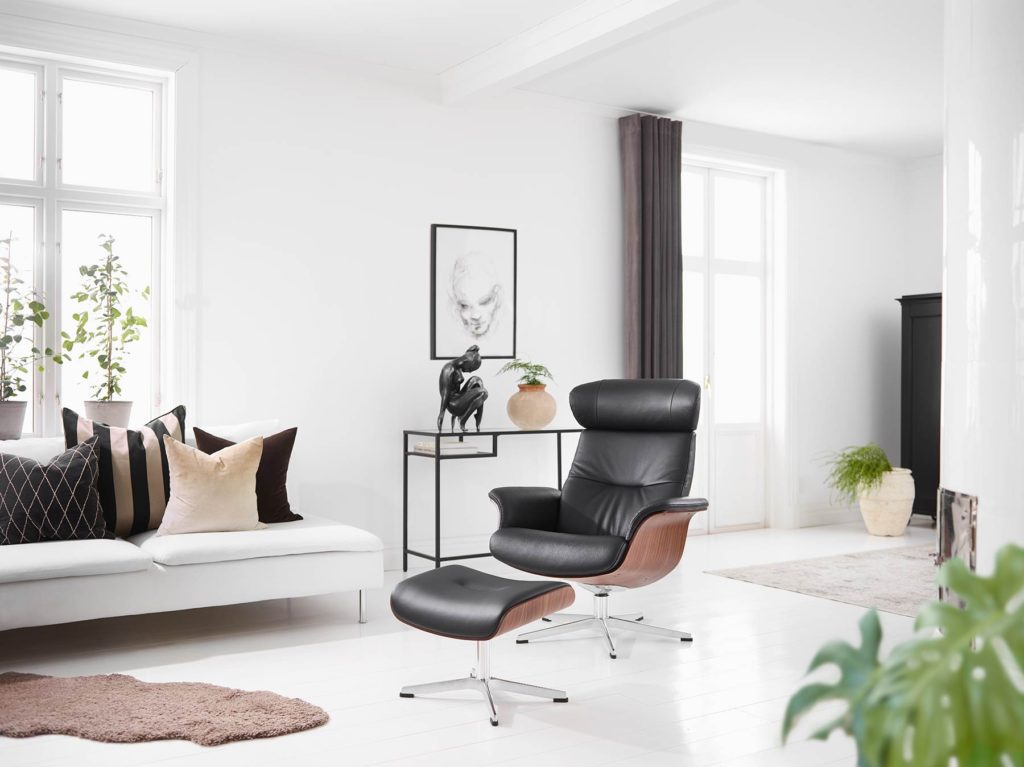 35: Einer unserer Bestseller. Gebogene Holzschale aus Nussbaum oder Eiche. Elegantes Design sorgt für Bequemlichkeit höchster Ansprüche