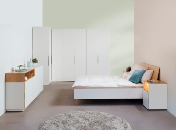 01: Schlafzimmer in reinweiss decklackiert kombiniert mit Wildeiche natur