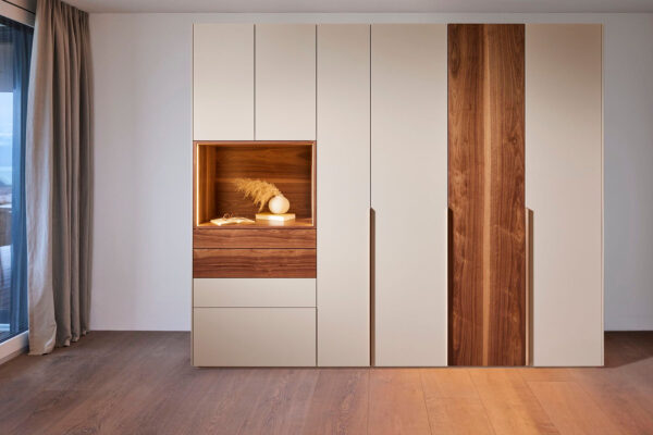 03: Schrank mit Nische und Aussenschubladen, Lack macchiato decklackiert, amerik. Wildnussbaum, Griff Luna messing