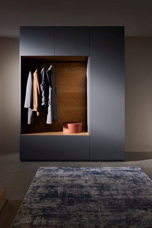 04: Schrank für Garderobe in Decor Graphit und Holz Wildeiche natur