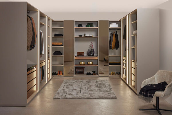 05: Begehbarer Schrank in Decor praline, amerik. Wildnussbaum, Spiegel bronze