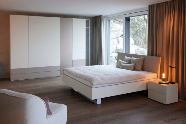 08: Bett mit Komforthöhe und Schrank mit Aussenschubladen