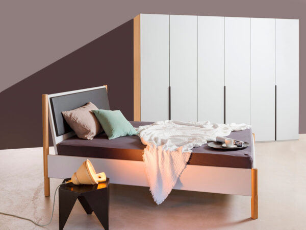 09: Bett mit Rundungen und Schrank kombiniert mit weiss und Eiche natur, Kopfteil gepolstert in Decovin Nappa schwarz
