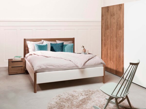 10: Bett mit Rundungen und Schrank kombiniert mit weiss und Nussbaum, Kopfteil ebenfalls in edlem Nussbaum