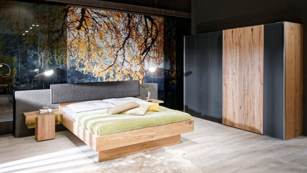 11: Schlafzimmer Massivholz Wildeiche und Glas anthrazit – Bett mit gepolstertem Kopfteil