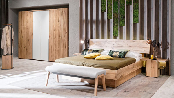 12: Schlafzimmer Massivholz Wildeiche und Glas weiss